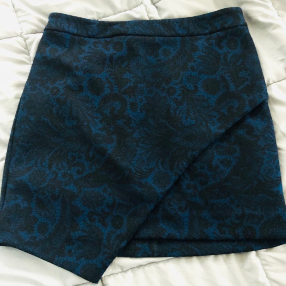 Express blue and black paisley wrap mini skirt size 8